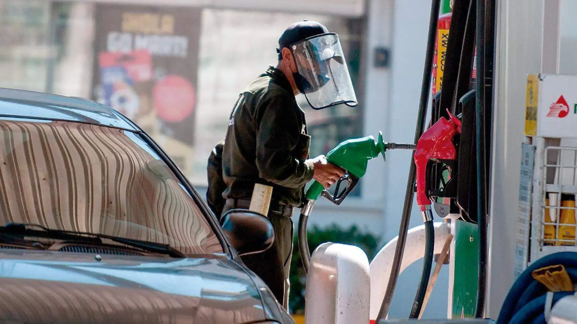 Hombre atiende a un cliente en una gasolinera